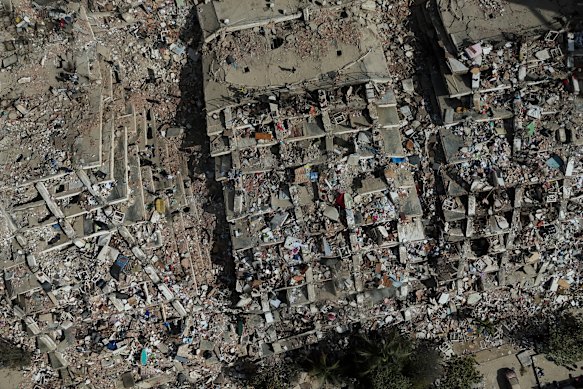 地震から3日後の土曜日、ラ・ゲッラでは建物が倒壊した。