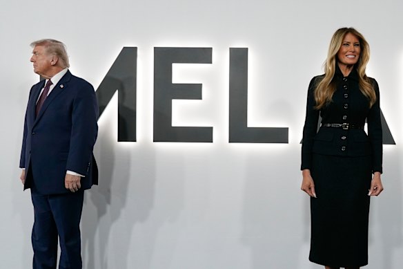 O presidente Donald Trump e a primeira-dama Melania Trump chegam à estreia de seu filme, Melania, no John F. Kennedy Memorial Center for the Performing Arts, em Washington. 