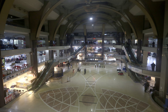 A shopping mall in Peshawar, Pakistan, on Wednesday. Authorities have ordered shopping malls and markets to close by 8:30pm,about three hours earlier than usual.