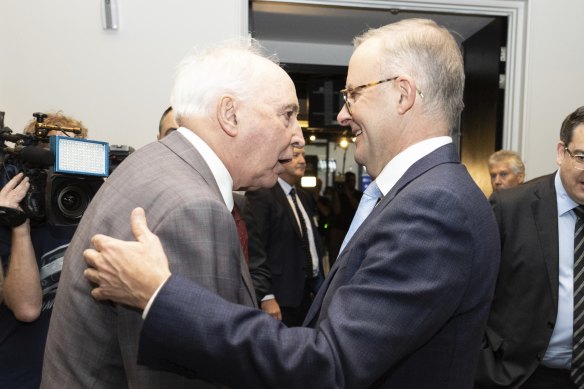  Anthony Albanese embracing Paul Keating during last year’s election campaign. 