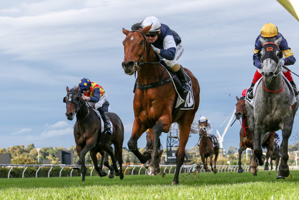 Alana Kelly wins the Andrew Ramsden with Point Nepean.