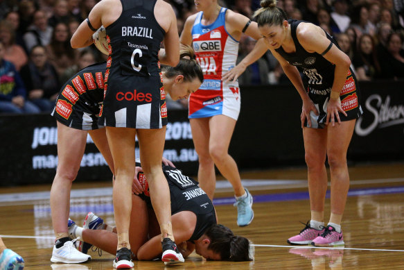 Kelsey Browne of the Magpies suffers a knee injury in 2019.