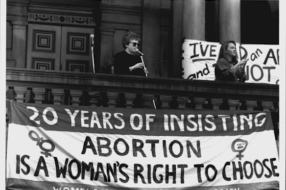 Virginia Bell discursando em uma manifestação pelo direito ao aborto em 1994, antes de se tornar juíza. 