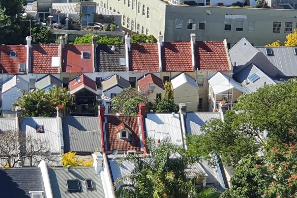 Lobby groups are pushing for governments to change the rules and introduce mandatory lighter roof colours in newly built homes.