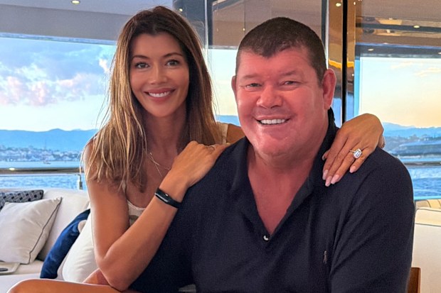 IAussie billionaire James Packer has married Kylie Lim in a private ceremony on an Italian island, and now the first photos of the couple’s big day have been unveiled.
