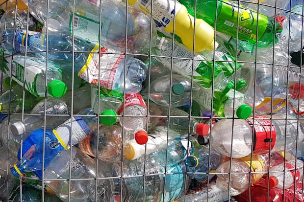 Farklı renklerde plastik şişeler