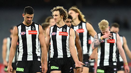 The Magpies leave the field after losing to the Giants.