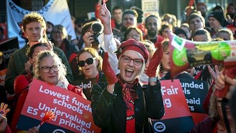 Professores de escolas públicas protestaram em frente ao gabinete do Ministro da Educação, Ben Carroll, em Niddrie, no mês passado.