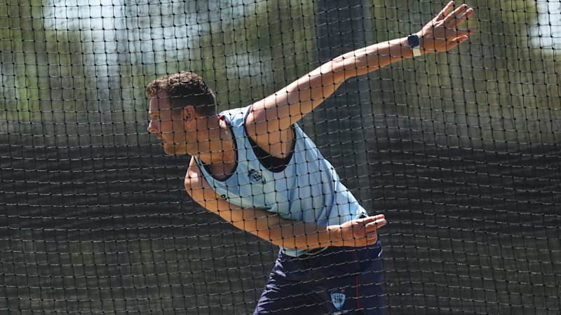 Hazlewood spet trenira, Cummins z rožnato žogo