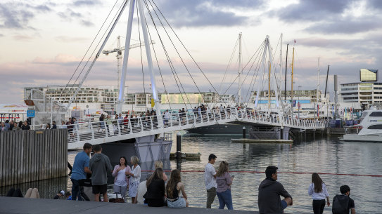 Auckland’s Wynyard Crossing Bridge -an opening bridge- is considered feasible on a larger scale to cross from Teneriffe to Bulimba in a report kept secret by the Queensland Government for five years.