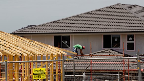 Delinquencies on residential mortgage-backed securities are rising, warns Moody's.