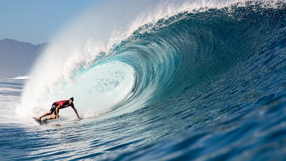 Owen Wright wearing a white helmet at Pipeline in 2019.