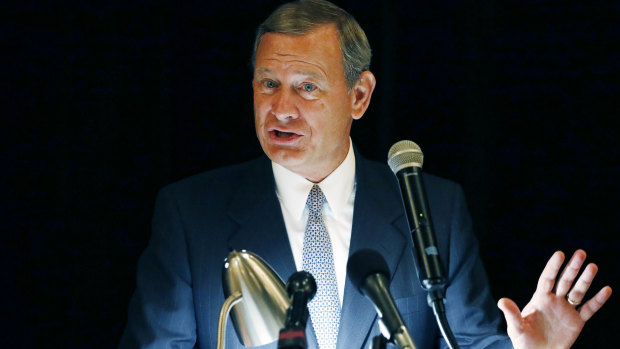 US Chief Justice John Roberts is pushing back against President Donald Trump’s description of a judge who ruled against the administration’s new asylum policy as an “Obama judge” .