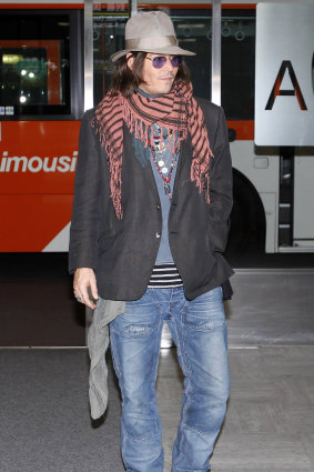  Johnny Depp making his way through an airport.