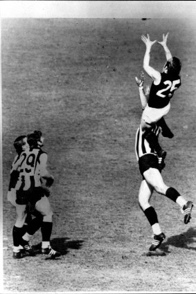 Alex Jesaulenko marks for the Carlton Blues in the 1970 Grand Final against Collingwood.