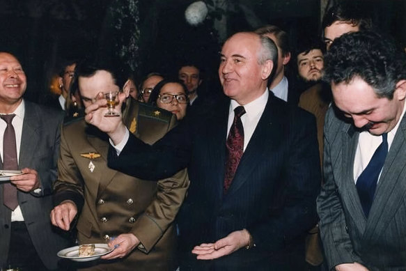 Mihail Gorbaçov 1991'de istifasını açıkladıktan sonra