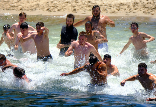 Swimmers started from Port Melbourne beach this year and not a boat.