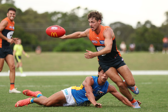 Harry Perryman gets the ball away for the Giants against the Suns.