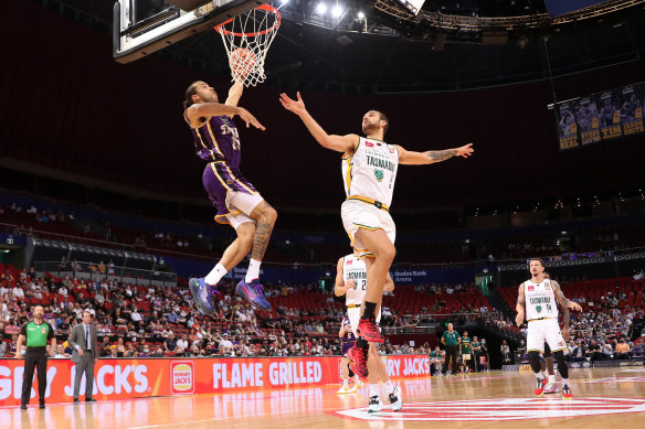 Kings star Xavier Cooks dunks during Wednesday night’s clash with the JackJumpers.