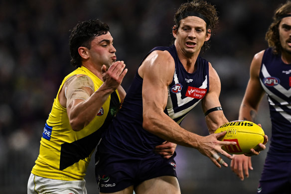 Nat Fyfe competes with Tim Taranto.