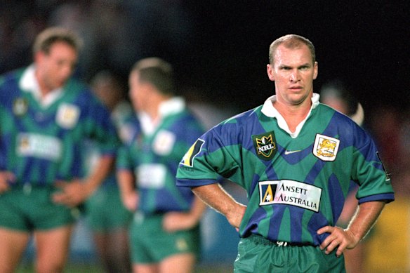 Allan Langer com a memorável camisa do Brisbane Broncos de 1998.