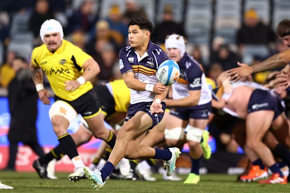 Noah Lolesio of the Brumbies passes during the Super Rugby Pacific Qualifying Final match between Brumbies and Hurricanes.