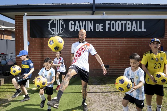 Gavin De Niese (centre) with his enthusiastic students. 