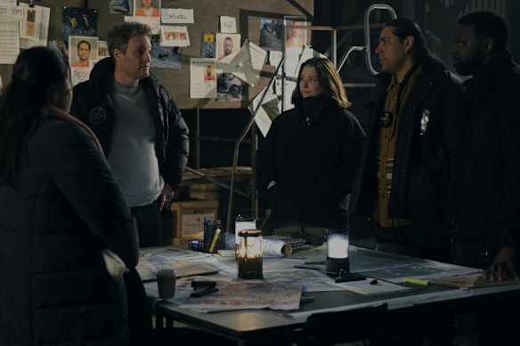 Theresa Cutknife, Jason Clarke, Haley Bennett, Dallas Goldtooth e Martin Roach em A Última Fronteira. 