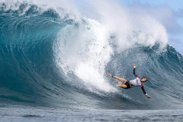 Sally Fitzgibbons comes unstuck at Pipeline in 2020.