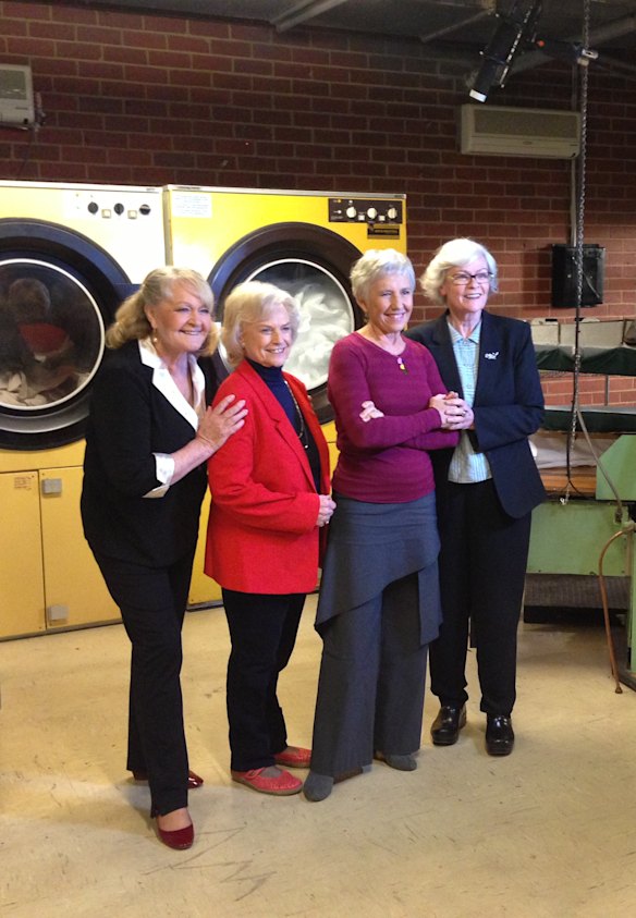 Patsy King, segunda a partir da esquerda, com suas co-estrelas de Prisoner (da esquerda para a direita) Val Lehman, Carol Burns e Fiona Spence, visitando o set de Wentworth.