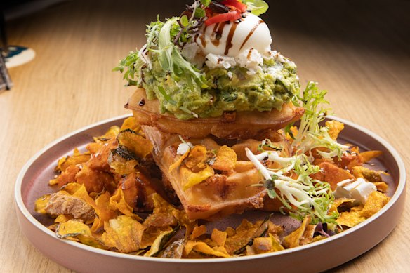 El mex almuerzo (corn waffles).