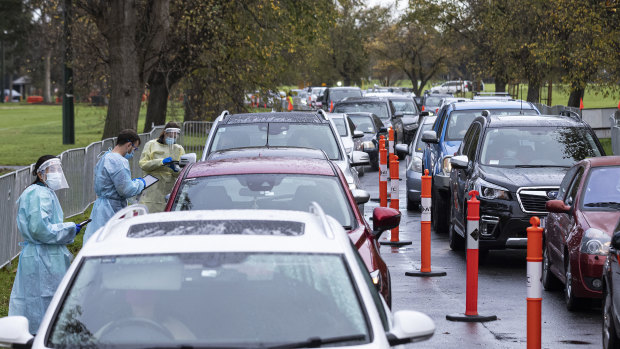 The queue at a pop-up COVID-19 test site at Melbourne’s Albert Park Lake on Thursday. 