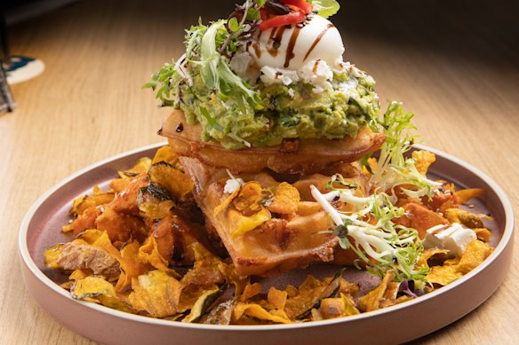 El mex almuerzo (corn waffles).