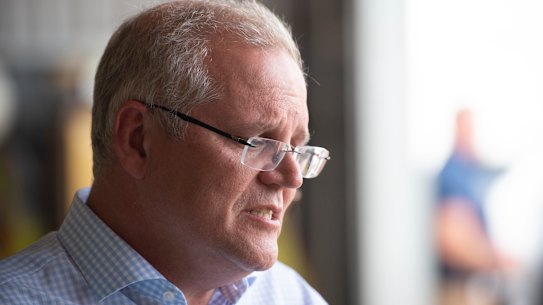 Scott Morrison has asked public service heads to offer 20 days of paid leave to government employees fighting bushfires.