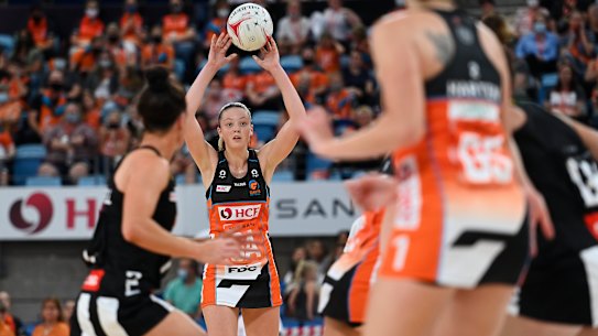 Sophie Dwyer makes a pass for the Giants against Collingwood on Saturday.