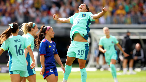 Matildas v Philippines as it happened: Matildas win 8-0 over the Philippines after hat tricks for Sam Kerr and Caitlin Foord