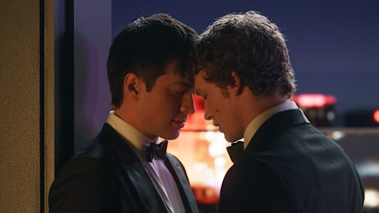 Hudson Williams y Connor Storrie protagonizan el exitoso drama de hockey gay Heating Rivalry.