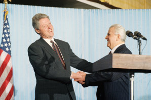 U.S. President Bill Clinton and Ukrainian President Leonid Kravchuk shake hands following their press conference at Kyiv’s airport, Jan. 12, 1994. 