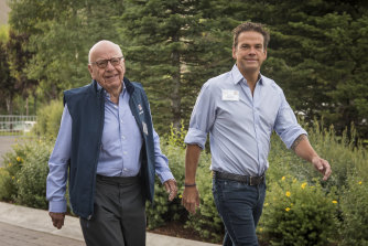 2018 年，魯珀特·默多克 (Rupert Murdoch) 和福克斯公司首席執行官拉克蘭·默多克 (Lachlan Murdoch) 的兒子合影。 