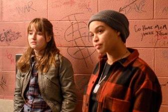 Betsy (Caitlyn Dever) and Grace (Cleopatra Coleman) in Dopesick.