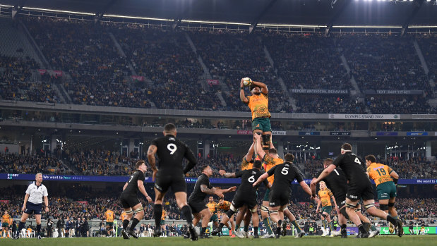 Rob Valetini takes a lineout in front of a packed MCG.