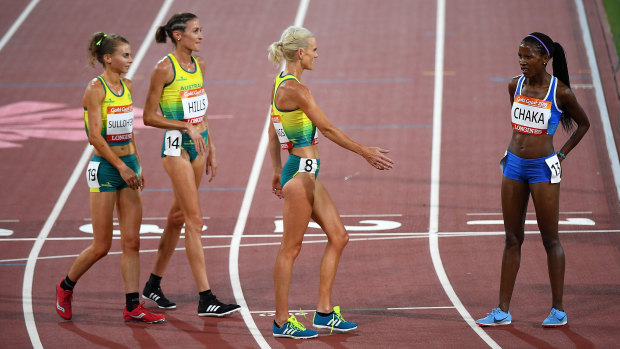 Celia Sullohern, Madeline Hills, Eloise Wellings of Australia congratulate Lineo Chaka of Lesotho after Chaka came last  in the Women's 10,000m final.