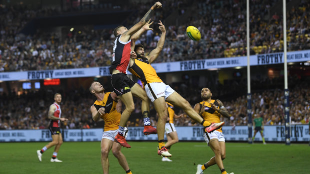 Bruising battle:  St Kilda's Matthew Parker and Hawthorn's David Mirra launch into an aerial contest.