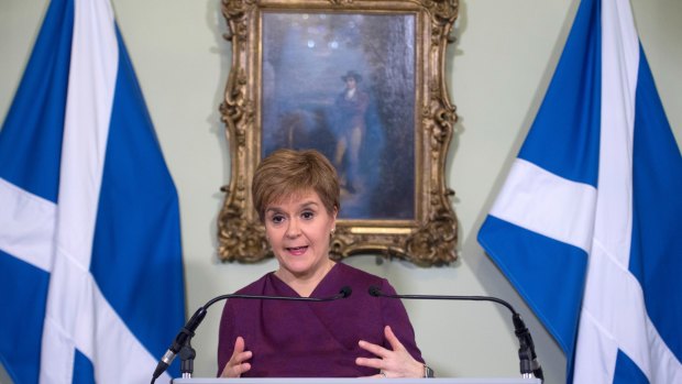 İskoçya Birinci Bakanı Nicola Sturgeon, bağımsızlık oylaması için mücadeleye devam edeceğini söyledi.
