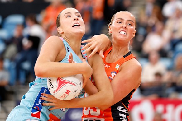 Jessie Grenvold de los Mavericks compite con Matisse Letherbarrow de los Gigantes.