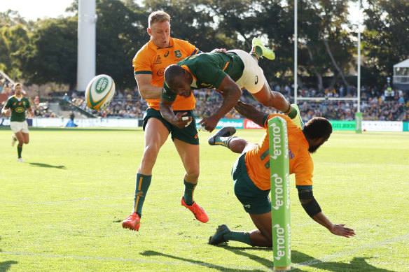 Marika Koroibete produced a spectacular try-saving tackle to deny Makazole Mapimpi.