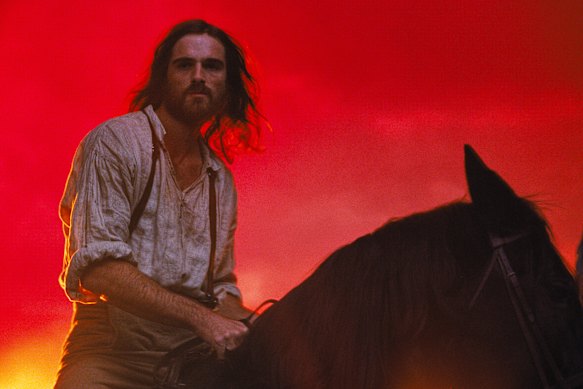 Emerald Fennell의 영화는 Heathcliff의 성격을 약화시키는 것을 포함하여 Bronte의 책에 대한 많은 것을 변화시킵니다.