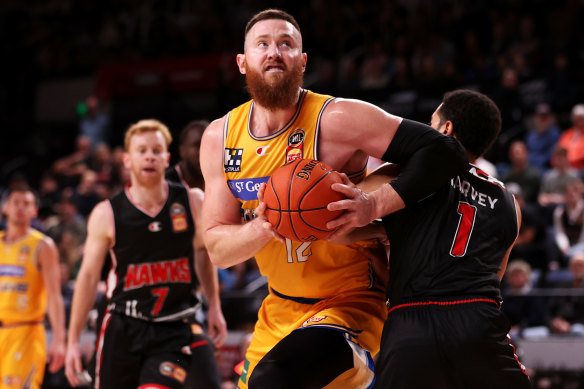 Aron Baynes drives the ball to the basket in the Bullets’ win over the Illawarra Hawks at WIN Entertainment Centre in Wollongong on Monday.
