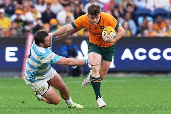 Australia’s Andrew Kellaway fends off Argentina’s Julian Montoya.