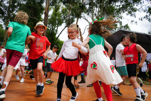 Local primary school students perform.